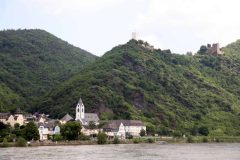 Typisk parti langs Rhinen - små landsbyer kronet av en borg, som i middelalderen sikret adelen tollinntekter. Foto: © reisdit.no Rhinen, Rheintal, romertid, middelalder, Unescos liste over Verdensarven, Vest-Tyskland