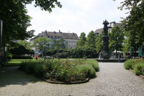 Historiensäule - den historiske søylen - på Görresplatz i sentrum av gamlebyen forteller gjennom ti avbildinger nedenfra og opp byens historie gjennom 2.000 år. Foto: © reisdit.no Koblenz, Deutsches Eck, Rhinen, Rheintal, romertid, middelalder, Unescos liste over Verdensarven, Vest-Tyskland