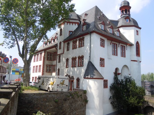 Alte Burg ble påbegynt på 1200-tallet og fikk sitt endelige utseende rundt år 1600. Bygningen inneholder i dag Koblenz' arkiver. Foto: © reisdit.no Koblenz, Deutsches Eck, Rhinen, Rheintal, romertid, middelalder, Unescos liste over Verdensarven, Vest-Tyskland