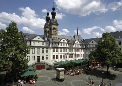 Fra hjertet av Koblenz' gamleby - møteplassen Am Plan med tårnene til middelalderkirken Liebfrauenkirche i bakgrunnen. Foto: © Koblenz-Touristik Koblenz, Deutsches Eck, Rhinen, Rheintal, romertid, middelalder, Unescos liste over Verdensarven, Vest-Tyskland
