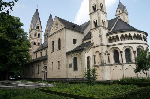 Basilika St. Kastor ble innviet i år 832 og benyttet som forhandlingssted av Karl den stores barnebarn da riket skulle deles i tre. Foto: © reisdit.no Basilika St. Kastor ble innviet i år 832 og benyttet som forhandlingssted av Karl den stores barnebarn da riket skulle deles i tre. Foto: © reisdit.no
