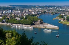 Deutsches Eck - det tyske hjørnet - kalles stedet der Mosel og Rhinen møtes. Keiser Wilhelm-statuen ruver med sine 36 meters høyde. Foto: © Koblenz-Touristik P!ELmedia Koblenz, Deutsches Eck, Mosel, Rhinen, Rheintal, romertid, middelalder, Unescos liste over Verdensarven, Vest-Tyskland