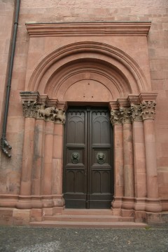 En underlig blanding av romanske figurkapiteler fra den aller første kirken, blandet med korintiske. Foto: © reisdit.no Mainz - Mainz, Gutenberg, Worms, Speyer, Dom St. Martin, Kaiser, Kurfyrster, Moguntiacum, romertid middelalder, renessanse, barokk, Rhinen, Tyskland