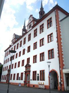 Domus Universitatis fra begynnelsen av 1600-tallet kalles også Altes Universität og er bygd i stram renessansestil. Foto: © reisdit.no Mainz - Mainz, Gutenberg, Worms, Speyer, Dom St. Martin, Kaiser, Kurfyrster, Moguntiacum, romertid middelalder, renessanse, barokk, Rhinen, Tyskland