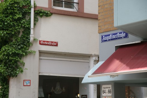 Blå gateskilt betyr at gaten løper parallelt med Rhinen, røde betyr tverrgate. Foto: © reisdit.no Mainz - Mainz, Gutenberg, Worms, Speyer, Dom St. Martin, Kaiser, Kurfyrster, Moguntiacum, romertid middelalder, renessanse, barokk, Rhinen, Tyskland