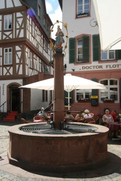 Marienbrunnen er en middelalderbrønn i Mainz aller koseligste strøk - Kirschgarten. Foto: © reisdit.no Mainz - Mainz, Gutenberg, Worms, Speyer, Dom St. Martin, Kaiser, Kurfyrster, Moguntiacum, romertid middelalder, renessanse, barokk, Rhinen, Tyskland