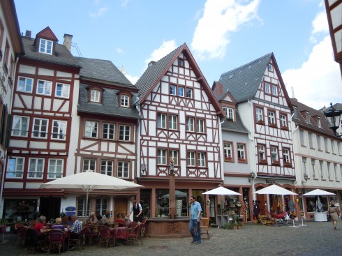 Fra hjertet av Mainz' historiske bydel, to steinkast fra Dom St. Martin - Kirschgarten med bindingsverkhus tilbake til 1400-tallet. Foto: © reisdit.no Mainz - Mainz, Gutenberg, Worms, Speyer, Dom St. Martin, Kaiser, Kurfyrster, Moguntiacum, romertid middelalder, renessanse, barokk, Rhinen Tyskland