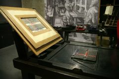 Her trykker man et ark med tre farger, nøyaktig slik det ble gjort for mer enn 550 år siden. Foto: © reisdit.no Mainz - Mainz, Gutenberg, Worms, Speyer, Dom St. Martin, Kaiser, Kurfyrster, Moguntiacum, romertid middelalder, renessanse, barokk, Rhinen, Tyskland