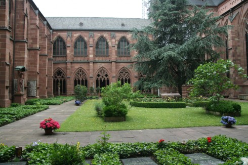 Fra Mainz vakre klosterhage - legg merke til at korsgangen har to etasjer. Her holder Dom– und Diözesanmuseum til. Foto: © reisdit.no Mainz - Mainz, Gutenberg, Worms, Speyer, Dom St. Martin, Kaiser, Kurfyrster, Moguntiacum, romertid middelalder, renessanse, barokk, Rhinen, Tyskland