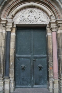 Bronsedørene sto i den første Kaiserdom, som brant dagen før innvielse i år 1009. Foto: © reisdit.no Mainz - Mainz, Gutenberg, Worms, Speyer, Dom St. Martin, Kaiser, Kurfyrster, Moguntiacum, romertid middelalder, renessanse, barokk, Rhinen, Tyskland