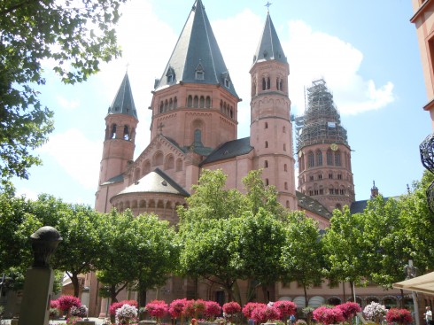 Dom St. Martin sett fra Marktplatz - det pågår reparasjonsarbeider nesten hele tiden. Foto: © reisdit.no Mainz - Mainz, Gutenberg, Worms, Speyer, Dom St. Martin, Kaiser, Kurfyrster, Moguntiacum, romertid middelalder, renessanse, barokk, Rhinen, Tyskland