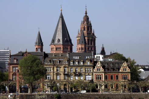 Dom St. Martin sett fra Rhinen med elvepromenaden Rheinufer i forgrunnen. Foto: © Tourismus Mainz Mainz - Mainz, Gutenberg, Worms, Speyer, Dom St. Martin, Kaiser, Kurfyrster, Moguntiacum, romertid middelalder, renessanse, barokk, Rhinen, Tyskland