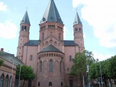 Dom St. Martin sett fra vest - i likhet med Peterskirken i Rom, er katedralen orienter motsatt av hva som er vanlig. Foto: © reisdit.no Mainz - Mainz, Gutenberg, Worms, Speyer, Dom St. Martin, Kaiser, Kurfyrster, Moguntiacum, romertid middelalder, renessanse, barokk, Rhinen, Tyskland