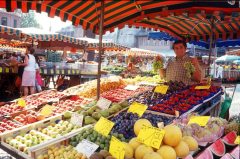 Det er livlig på Marktplatz når det er markedsdag, tirsdag, fredag og lørdag. Foto: © Tourismus Mainz Mainz - Mainz, Gutenberg, Worms, Speyer, Dom St. Martin, Kaiser, Kurfyrster, Moguntiacum, romertid middelalder, renessanse, barokk, Rhinen, Tyskland