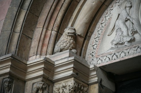Portalen til St. Gotthard-kapellet er dekorert med figurkapiteler i romansk stil. Foto: © reisdit.no Mainz - Mainz, Gutenberg, Worms, Speyer, Dom St. Martin, Kaiser, Kurfyrster, Moguntiacum, romertid middelalder, renessanse, barokk, Rhinen, Tyskland