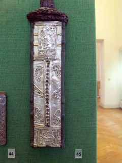 Römisch-Germanisches Zentralmuseum: Dekorert sverdslire fra 5-600-tallet. Foto: Schristian Bickel / Wikipedia Römisch-Germanisches Zentralmuseum Mainz - Mainz, Gutenberg, Worms, Speyer, Dom St. Martin, Kaiser, Kurfyrster, Moguntiacum, romertid middelalder, renessanse, barokk, Rhinen, Tyskland