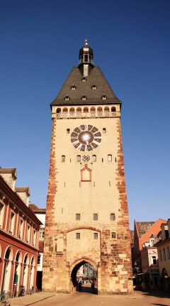 Det 55 meter høye tårnet til byporten Altpörtel ruver i bybildet, og kommer virkelig til sin rett i ettermiddagssolen Speyer, Altstadt, Unescos liste over Verdenarven, Altpörtel, Rhinen, Kaiserdom, jødenes Shphira, middelalder, Vest-Tyskland