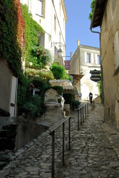 Det vesle smuget som er forbundet med byporten Porte de la Cadène fra middelalderen. Foto: © Anne Lanta St Émilion, Saint Emilion, La Jurade, vin, Unescos liste over Verdensarven, romertid, middelalder, Monolittkirken, Bordeaux, Pomerol, Fronsac, Bordeaux, Vest-Frankrike