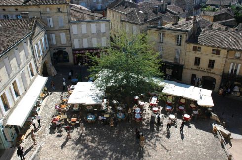 Fra Place du Marché - markedsplassen i Saint-Émilion - her samles folk til måltidene og til en forfriskning. Foto: © Office de Tourisme de Saint-Emilion St Émilion, Saint Emilion, La Jurade, vin, Unescos liste over Verdensarven, romertid, middelalder, Monolittkirken, Bordeaux, Pomerol, Fronsac, Bordeaux, Vest-Frankrike