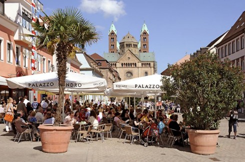 Fra den brede paradegaten Maximilianstrasse, som forbinder Kaiserdom i bakgrunnen med byporten Altpörtel fra 1300-tallet. Foto: © Stadt Speyer Speyer, Altstadt, Unescos liste over Verdenarven, Altpörtel, Rhinen, Kaiserdom, jødenes Shphira, middelalder, Vest-Tyskland