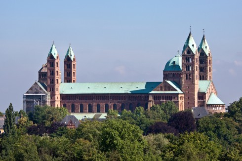 På samme sted som dagens Dom oppførte Karl den store en tidligere Kaiserdom i karolingisk-romansk stil. Speyer, Altstadt, Unescos liste over Verdenarven, romertid, Altpörtel, Rhinen, Kaiserdom, jødenes Shphira, middelalder, Vest-Tyskland