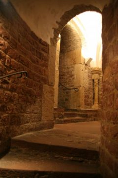 Fra trappen ned til vannbadet i Mikwah - legg merke til hjørnesøylen i romansk stil. Foto: © reisdit.no Speyer, Mikwah, ShPIRA, Altstadt, Unescos liste over Verdenarven, romertid, Altpörtel, Rhinen, Kaiserdom, jødenes Shphira, middelalder, Vest-Tyskland