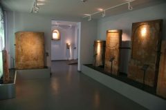 Fra ShPIRA Speyers jødiske museum - her gravstøtter med hebraisk skrift fra 1100-tallet. Foto: © reisdit.no Speyer, Altstadt, Unescos liste over Verdenarven, romertid, Altpörtel, Rhinen, Kaiserdom, jødenes Shphira, middelalder, Vest-Tyskland