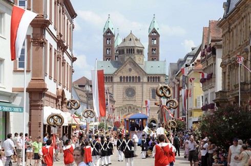 Man feirer også byens lokale stolthet - kringlen - på Maximilianstasse med opptog, musikk og stas. Foto: © Stadt Speyer Speyer, Altstadt, Unescos liste over Verdenarven, romertid, Altpörtel, Rhinen, Kaiserdom, jødenes Shphira, middelalder, Vest-Tyskland