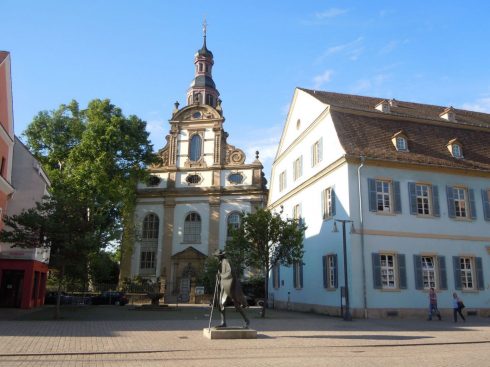 Speyers Dreifaltigkeitskirche - Trefoldighetskirken - ligger ligg tilbaktrukket ved Maximilianstrasse. Foto: © reisdit.no Speyer, Altstadt, Unescos liste over Verdenarven, romertid, Altpörtel, Rhinen, Kaiserdom, jødenes Shphira, middelalder, Vest-Tyskland