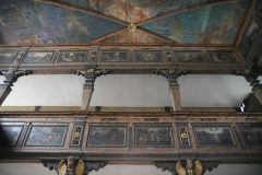 De malte panelene foran galleriet er helt unike. Legg merke til de utskårne stolpene. Foto: © reisdit.no Speyer, Altstadt, Unescos liste over Verdenarven, romertid, Altpörtel, Rhinen, Kaiserdom, jødenes Shphira, middelalder, Vest-Tyskland