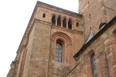 Legg merke til den flotte dekoren på både dverggalleriet i tverrskipet og rundt vinduet under. Foto: © reisdit.no Speyer, Altstadt, Unescos liste over Verdenarven, romertid, Altpörtel, Rhinen, Kaiserdom, jødenes Shphira, middelalder, Vest-Tyskland