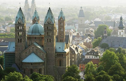 Speyers Kaiserdom gjør et mektig inntrykk i morgendisen - her sett fra øst. Foto: © Stadt Speyer / Karl Hoffmann Speyer, Altstadt, Unescos liste over Verdenarven, romertid, Altpörtel, Rhinen, Kaiserdom, jødenes Shphira, middelalder, Vest-Tyskland