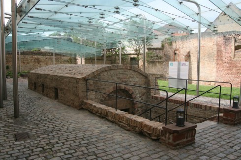 Ved siden av synagogen lå det rituelle badet, Mikwah - selve badet lå et par meter under bakkenivå. Foto: © reisdit.no Speyer, Altstadt, Unescos liste over Verdenarven, romertid, Altpörtel, Rhinen, Kaiserdom, jødenes Shphira, middelalder, Vest-Tyskland