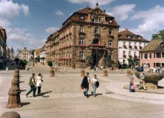 Vis-à-vis Kaiserdoms vestfasade finner du Speyers rådhus i barokk stil - og til høyre Domhof - et husbryggeri med en lun og trivelig Biergarten - ølhage. Foto: © Stadt Speyer Speyer, Altstadt, Domhof, Biergarten, Unescos liste over Verdenarven, romertid, Altpörtel, Rhinen, Kaiserdom, jødenes Shphira, middelalder, Vest-Tyskland