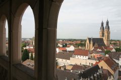 Utsikten fra galleriet under takskjegget i 55 meter høye Altpörtel mot den nygotiske Gedächtniskirche er fantastisk. Foto: © reisdit.no Speyer, Altstadt, Unescos liste over Verdenarven, romertid, Altpörtel, Rhinen, Kaiserdom, jødenes Shphira, middelalder, Vest-Tyskland