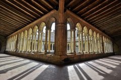 Klosteret Cloitre de Collégiale fra middelalderen er bygd i romansk stil med vakre bueganger mot klosterhagen. Foto: © Agence Heurisko St Émilion, Saint Emilion, La Jurade, vin, Unescos liste over Verdensarven, romertid, middelalder, Monolittkirken, Bordeaux, Pomerol, Fronsac, Bordeaux, Vest-Frankrike