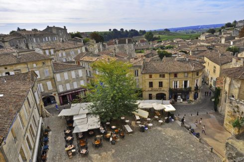 Place du Marché - markedsplassen - er hjertet i den vesle byen St-Émilion. Legg merke til Chapelle de la Trinité helt til høyre. Foto: © Agence Heurisko St Émilion, Saint Emilion, vin, Unescos liste over Verdensarven, romertid, middelalder, Monolittkirken, Bordeaux, Pomerol, Fronsac, Bordeaux, Vest-Frankrike