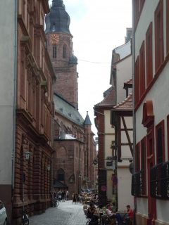 Det trivelige smuget Heiliggeisstrasse leder ut på Marktplatz mot kirken av samme navn. Foto: © reisdit.no Heidelberg, Altstadt, Marktplatz, Alte Brücke, Neckar, Schloss Heidelberg, Unescos liste over Verdensarven, Baden-Württemberg, Sør-Tyskland