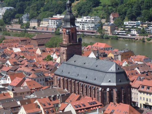 Heiliggeistkirche ved Marktplatz utgjør selve hjertet av Heidelbergs Altstadt. Foto: © reisdit.no Heidelberg, Altstadt, Marktplatz, Alte Brücke, Neckar, Schloss Heidelberg, Unescos liste over Verdensarven, Baden-Württemberg, Sør-Tyskland