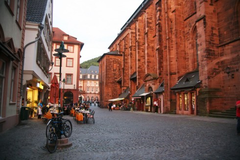 Fra Fischmarkt i Altstadt, hvor vi står med ryggen mot Untere Strasse. Avstandene i gamlebyen er korte. Foto: © reisdit.no Heidelberg, Altstadt, Marktplatz, Alte Brücke, Neckar, Schloss Heidelberg, Unescos liste over Verdensarven, Baden-Württemberg, Sør-Tyskland