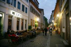 Det er tett mellom kneipene i Lauerstrasse, som gå parallelt med elven, ikke langt fra Marstall. Foto: © reisdit.no Heidelberg, Altstadt, Marktplatz, Alte Brücke, Neckar, Schloss Heidelberg, Unescos liste over Verdensarven, Baden-Württemberg, Sør-Tyskland