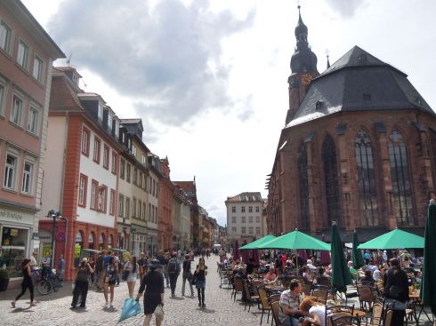 Heidelbergs hovedgate Hauptstrasse passerer Marktplatz på oversiden av Heiliggeistkirche fra 13-1400-tallet. Foto: © reisdit.no Heidelberg, Altstadt, Marktplatz, Alte Brücke, Neckar, Schloss Heidelberg, Unescos liste over Verdensarven, Baden-Württemberg, Sør-Tyskland