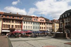 Marktplatz i Heidelbergs Altstadt er omgitt av uteserveringer og ærverdig bebyggelse. Foto: © reisdit.no Heidelberg, Altstadt, Marktplatz, Alte Brücke, Neckar, Schloss Heidelberg, Unescos liste over Verdensarven, Baden-Württemberg, Sør-Tyskland