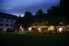 Og innenfor, under renessansearkadene var det studentfest og ølservering. Foto: © reisdit.no Heidelberg, Altstadt, Marktplatz, Alte Brücke, Neckar, Schloss Heidelberg, Unescos liste over Verdensarven, Baden-Württemberg, Sør-Tyskland