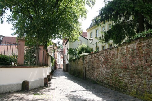 Det kan være flokker av turister i Heidelberg, men også fredelige smug som Obere Neckarstrasse - her sett i retning av Leyergasse og Kulturbräuerei. Foto: © reisdit.no Heidelberg, Altstadt, Marktplatz, Alte Brücke, Neckar, Schloss Heidelberg, Unescos liste over Verdensarven, Baden-Württemberg, Sør-Tyskland