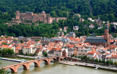 Panorama over Heidelbergs Altstadt med steinbroen Alte Brücke fra perioden år 1786-88 og det vakre Schloss Heidelberg i åssiden over byen Heidelberg, Altstadt, Marktplatz, Schloss Heidelberg, Unescos liste over Verdensarven, Baden-Württemberg, Sør-Tyskland