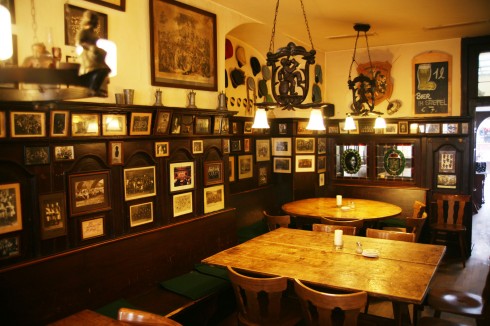 Schnookeloch er en inndrukket, innrøyket og innrisset studentkneipe med masse historie i veggene. Foto: © reisdit.no Heidelberg, Altstadt, Marktplatz, Alte Brücke, Neckar, Schloss Heidelberg, Unescos liste over Verdensarven, Baden-Württemberg, Sør-Tyskland