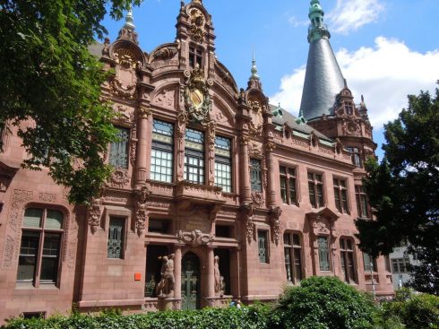 Heidelbergs universitetsbibliotek huser verdifulle samlinger middelalderskrifter. Foto: © reisdit.no Heidelberg, Altstadt, Marktplatz, Alte Brücke, Neckar, Schloss Heidelberg, Unescos liste over Verdensarven, Baden-Württemberg, Sør-Tyskland