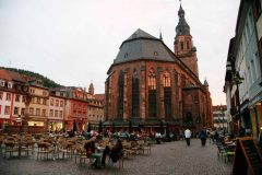 Kvelden senker seg over Marktplatz, som langsomt faller til ro. Fischmarkt ligger til høyre for kirkespiret og derfra leder Steingasse ned til Alte Brücke, til høyre. Foto: © reisdit.no Heidelberg, Altstadt, Marktplatz, Alte Brücke, Neckar, Schloss Heidelberg, Unescos liste over Verdensarven, Baden-Württemberg, Sør-Tyskland