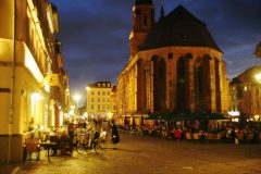 Mørket og freden har senket seg over Markplatz, her sett fra Hauptstrasse, angivelig Europas lengste gågate. Foto: © reisdit.no Heidelberg, Altstadt, Marktplatz, Alte Brücke, Neckar, Schloss Heidelberg, Unescos liste over Verdensarven, Baden-Württemberg, Sør-Tyskland